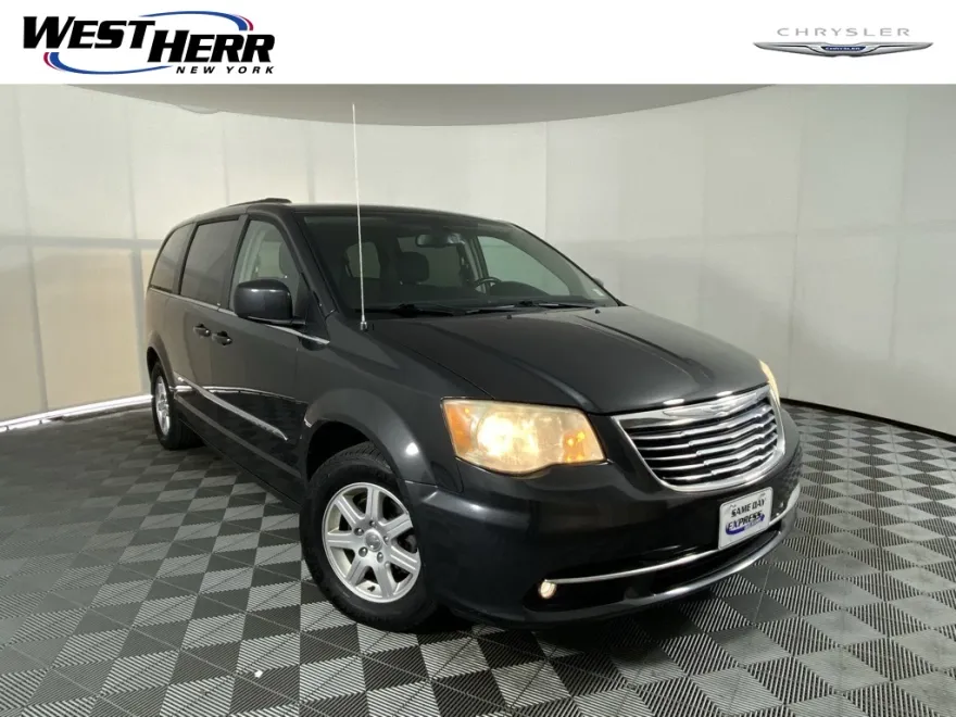 2011 Chrysler Town & Country Touring photo 1