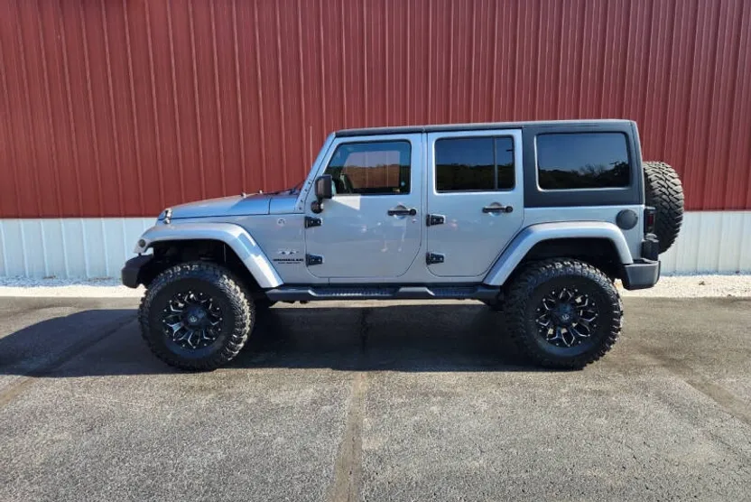 2017 Jeep Wrangler Unlimited Sahara photo 1