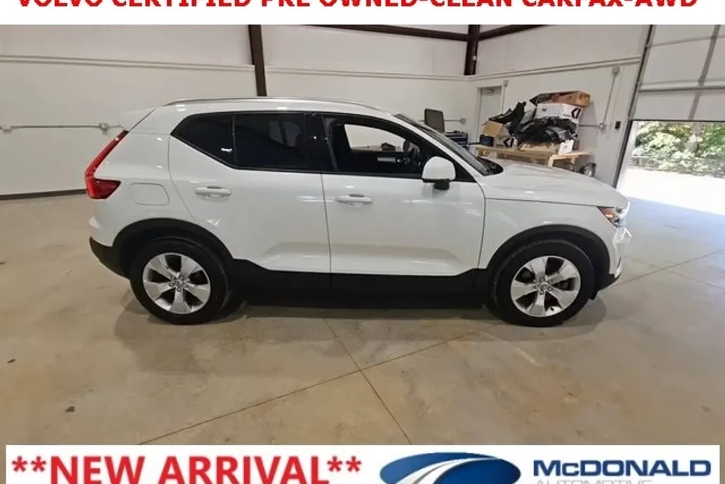 2022 Volvo XC40 T5 AWD Momentum photo 1