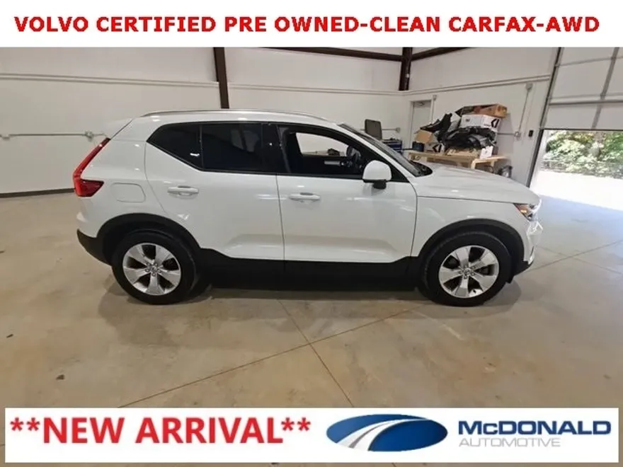 2022 Volvo XC40 T5 AWD Momentum photo 1