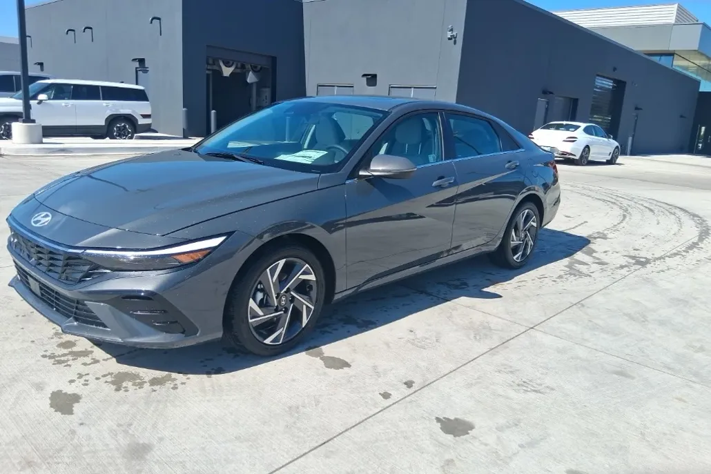 2025 Hyundai Elantra Limited photo 1