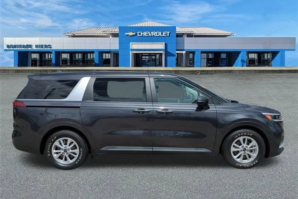 2024 Kia Carnival LX photo 1