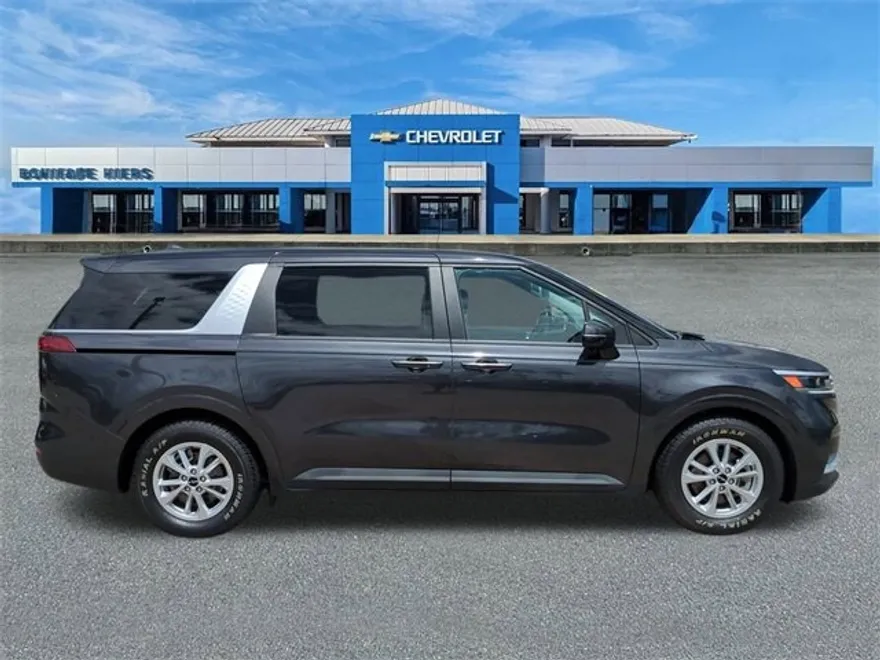 2024 Kia Carnival LX photo 1