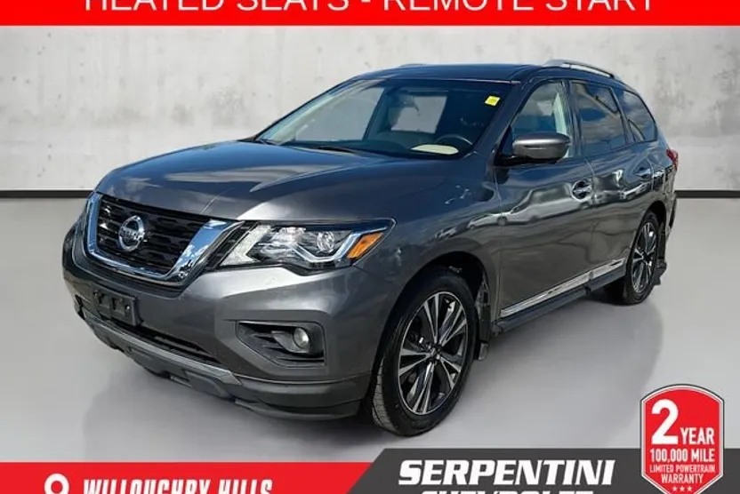 2017 Nissan Pathfinder Platinum photo 1