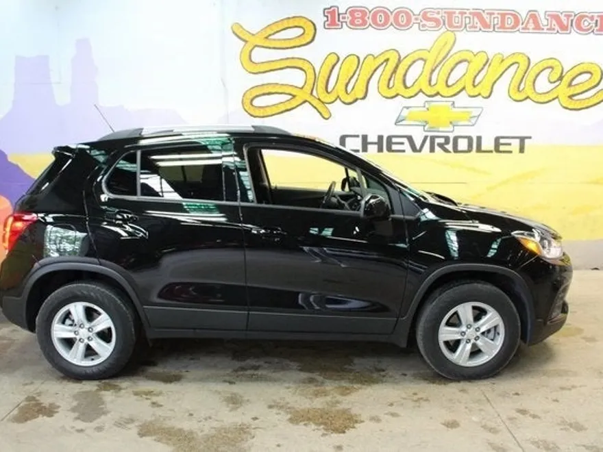 2022 Chevrolet Trax LT photo 1
