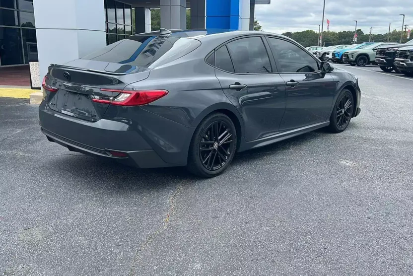 2025 Toyota Camry SE photo 1