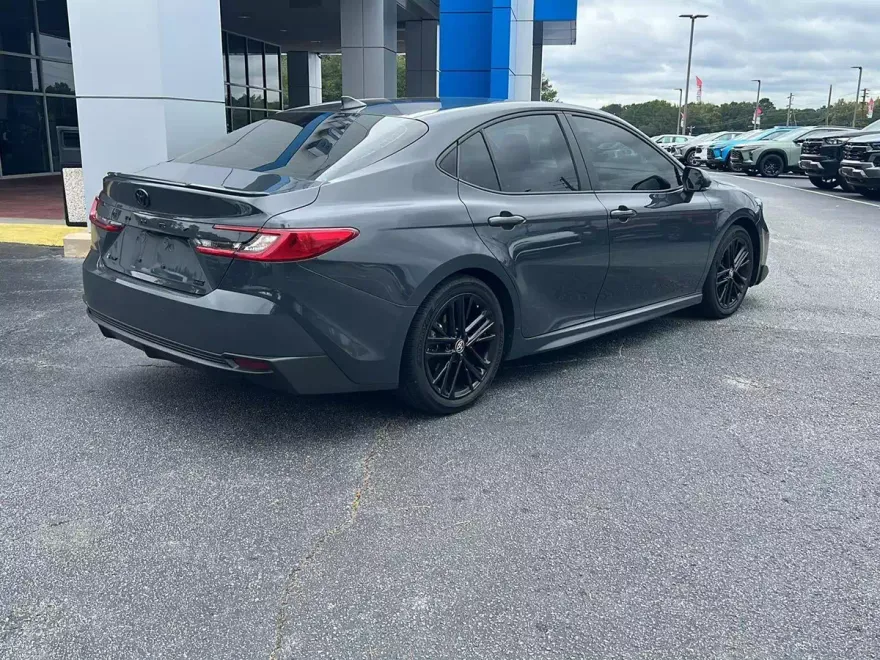 2025 Toyota Camry SE photo 1