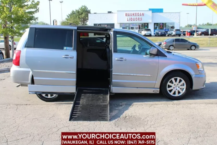 2013 Chrysler Town & Country Touring photo 1