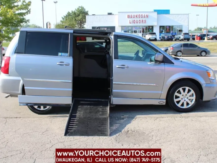 2013 Chrysler Town & Country Touring photo 1