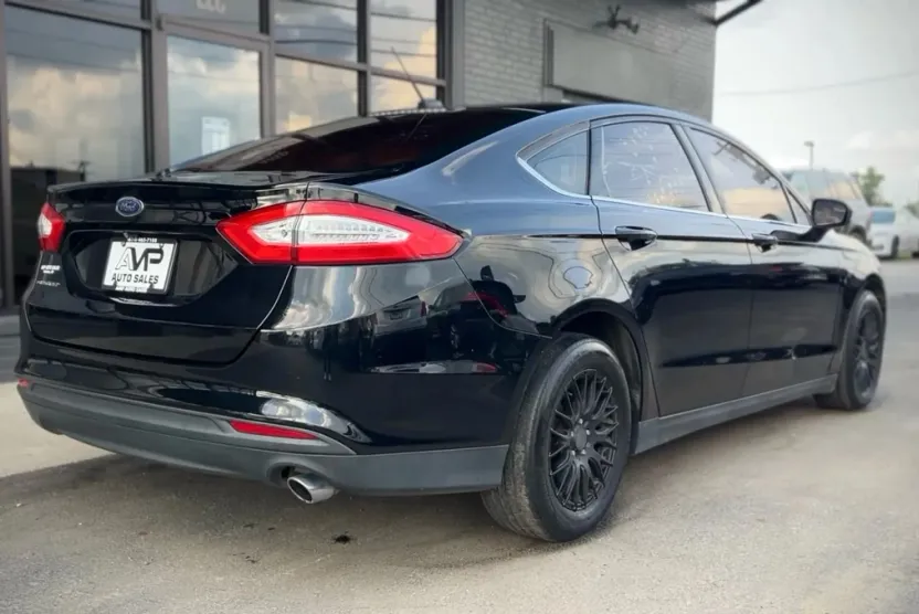 2016 Ford Fusion S photo 1