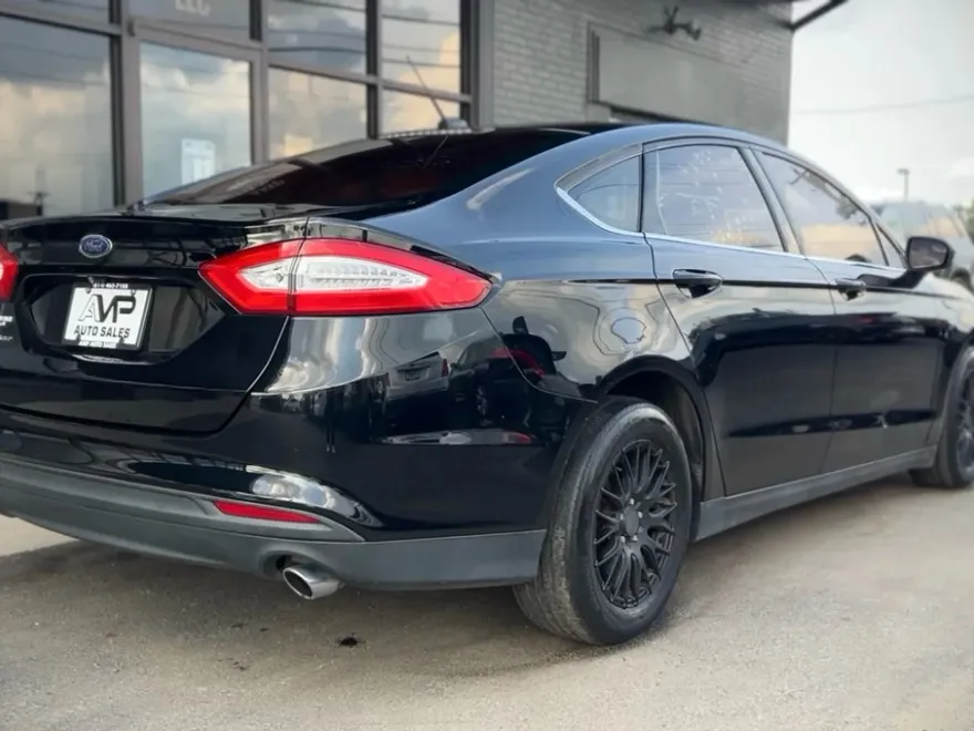 2016 Ford Fusion S photo 1