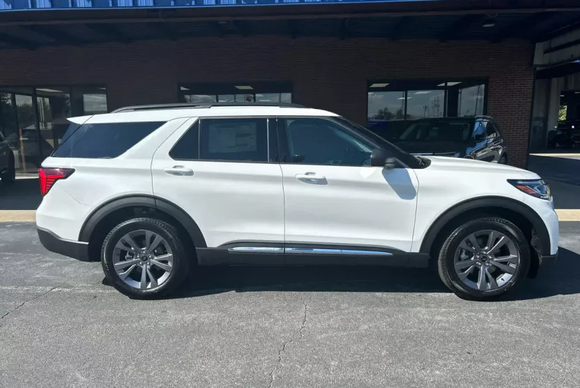 2025 Ford Explorer photo 1
