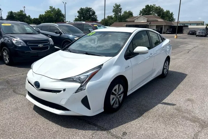 2017 Toyota Prius Two photo 1