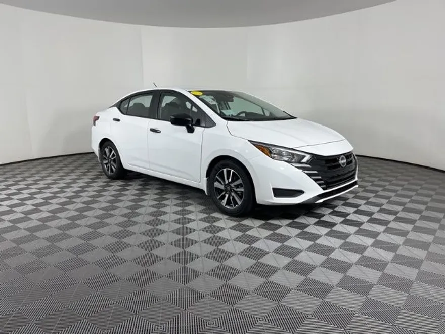 2025 Nissan Versa 1.6 S photo 1
