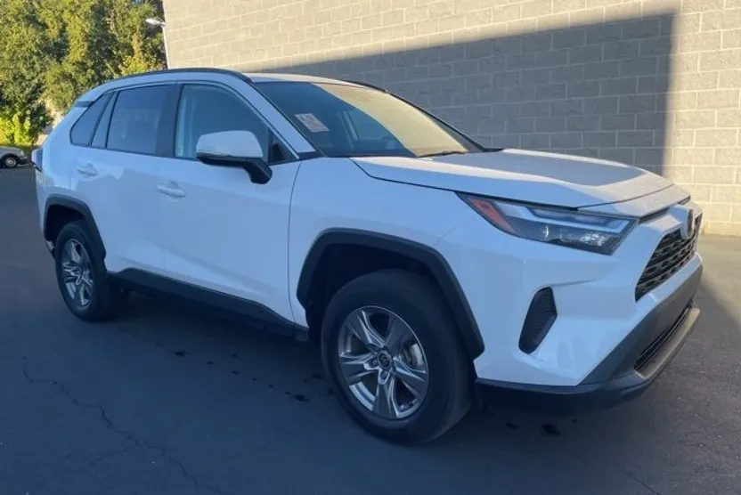 2024 Toyota RAV4 XLE photo 1