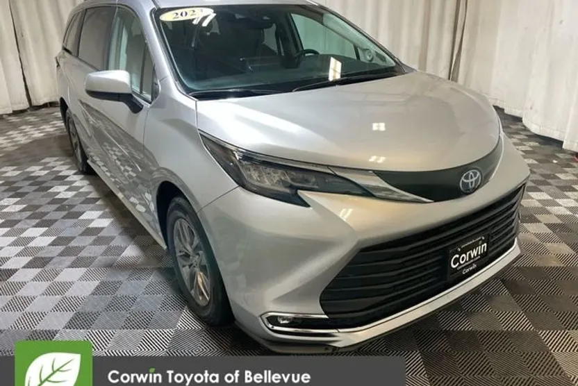 2023 Toyota Sienna XLE photo 1