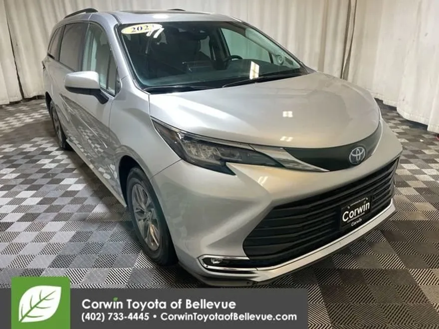 2023 Toyota Sienna XLE photo 1