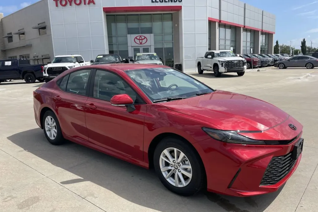 2025 Toyota Camry LE photo 1