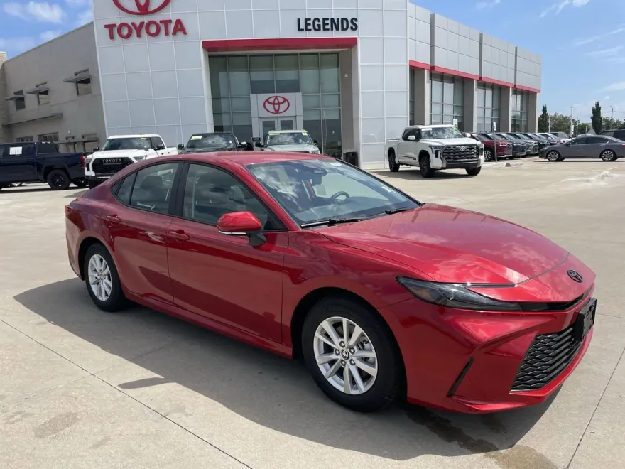2025 Toyota Camry LE photo 1
