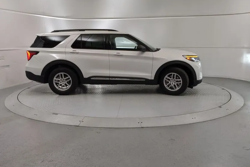 2025 Ford Explorer photo 1