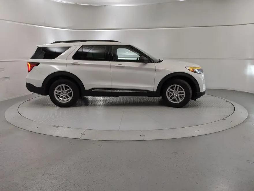 2025 Ford Explorer photo 1