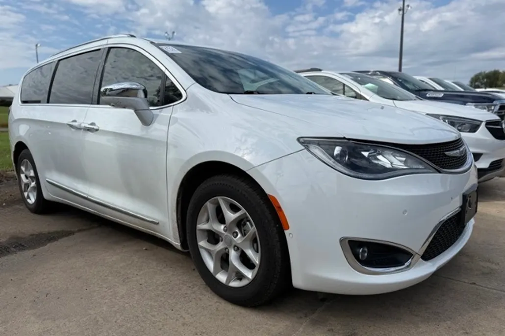 2020 Chrysler Pacifica Limited photo 1