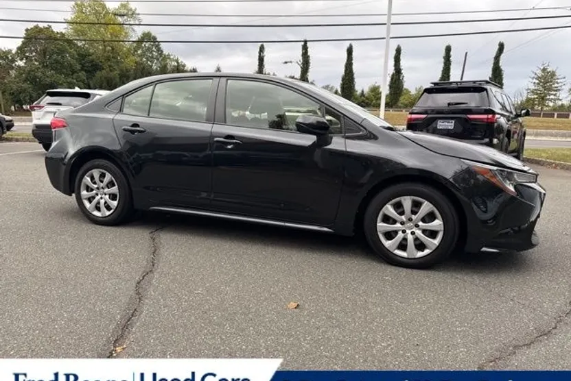 2022 Toyota Corolla LE photo 1