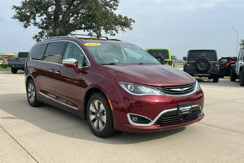 2018 Chrysler Pacifica Hybrid Limited photo 1