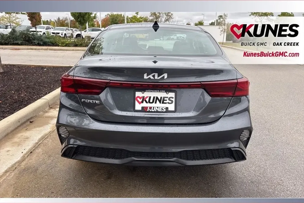 2023 Kia Forte LXS photo 1