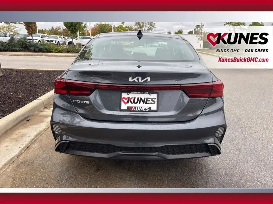 2023 Kia Forte LXS photo 1