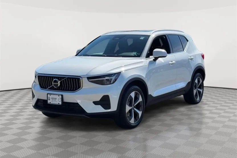 2025 Volvo XC40 Core photo 1