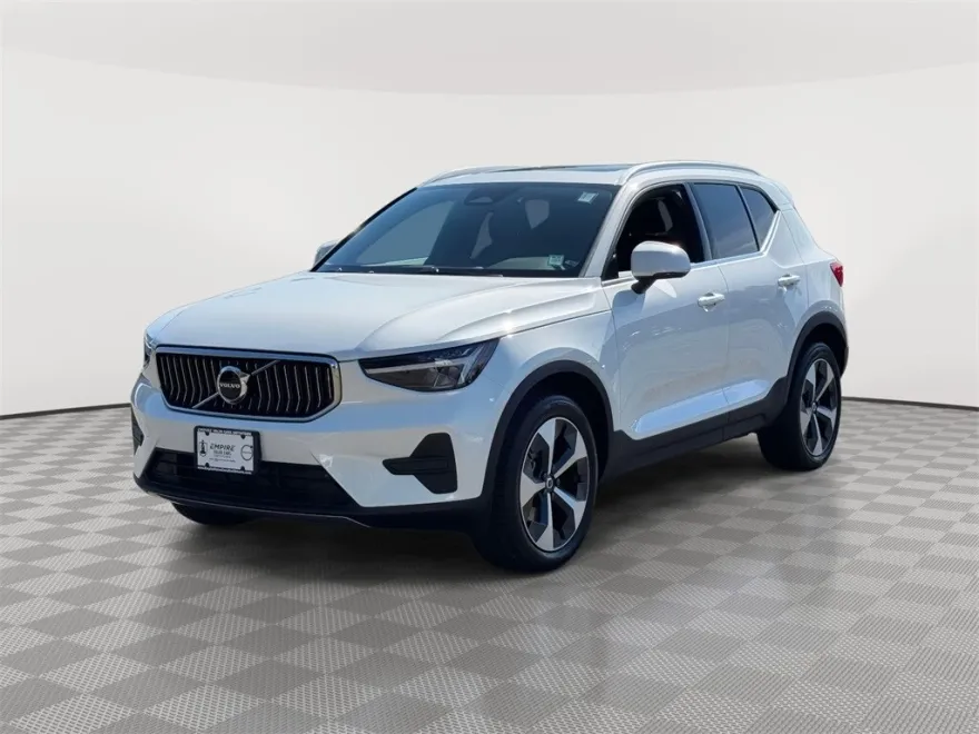 2025 Volvo XC40 Core photo 1