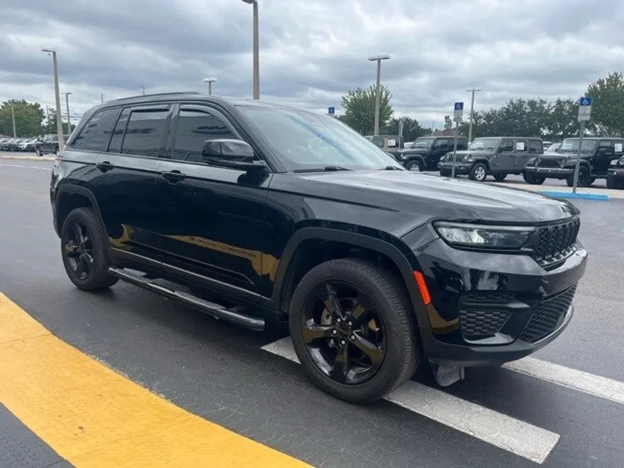 2023 Jeep Grand Cherokee Altitude photo 1