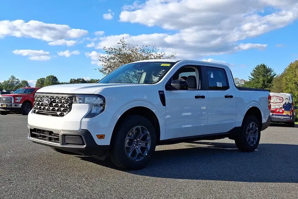 2025 Ford Maverick XLT photo 1