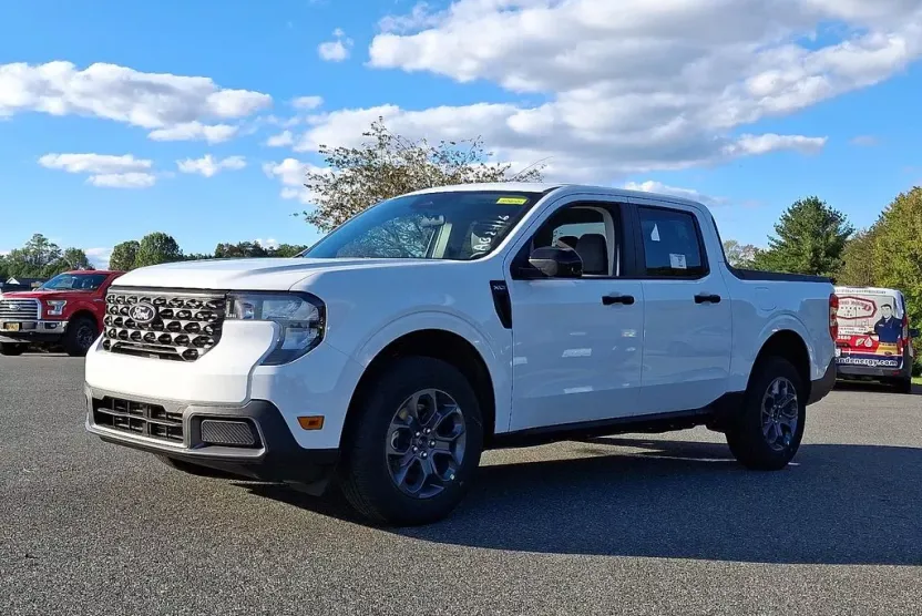 2025 Ford Maverick XLT photo 1