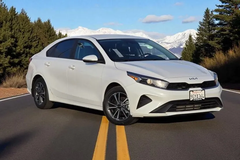 2023 Kia Forte LXS photo 1
