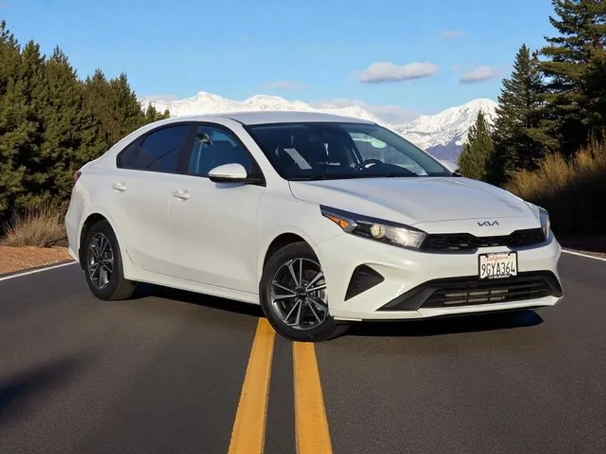 2023 Kia Forte LXS photo 1