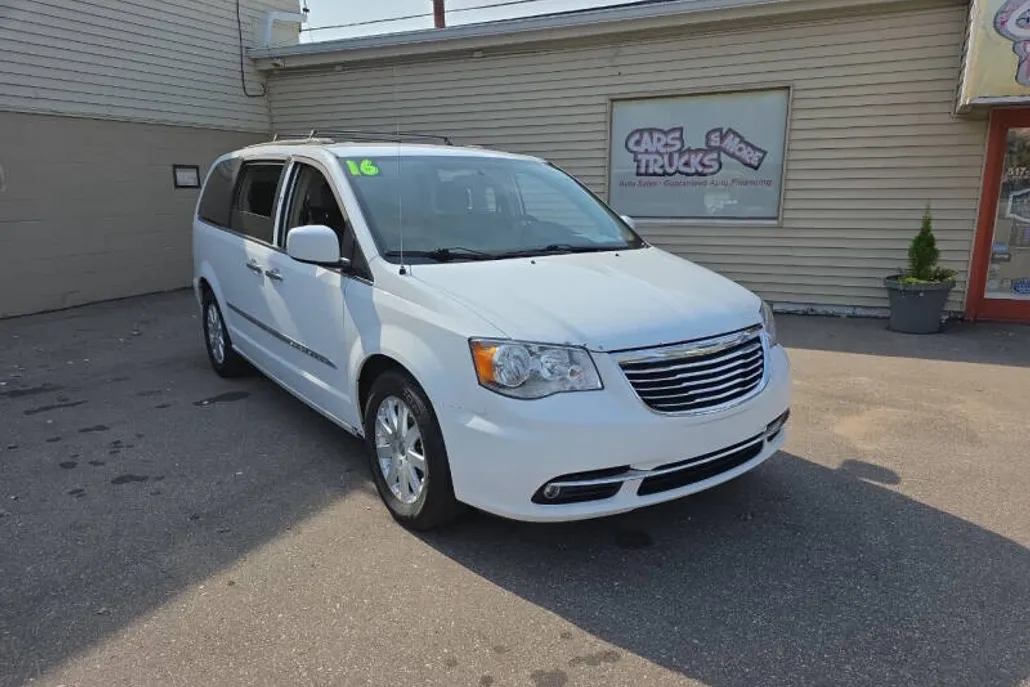 2016 Chrysler Town & Country Touring photo 1