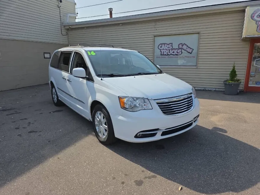 2016 Chrysler Town & Country Touring photo 1