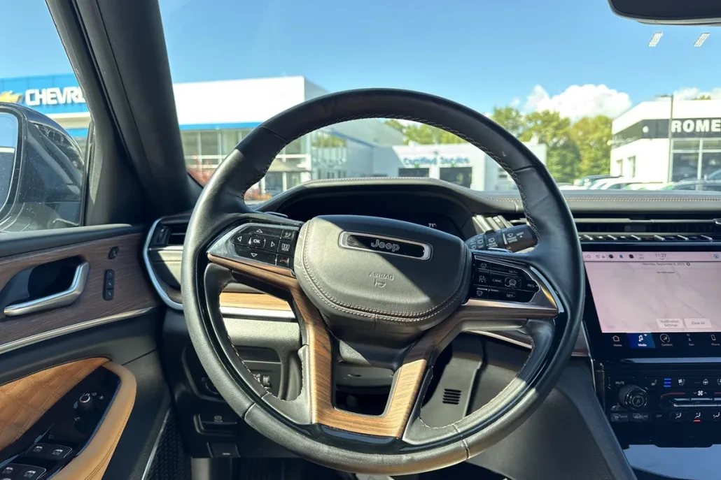 2023 Jeep Grand Cherokee L Summit photo 1
