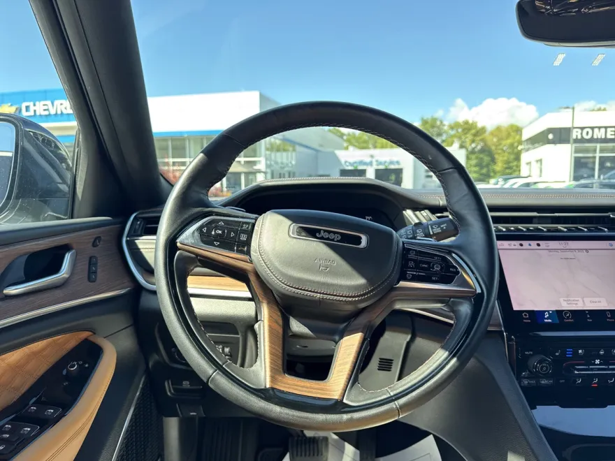 2023 Jeep Grand Cherokee L Summit photo 1