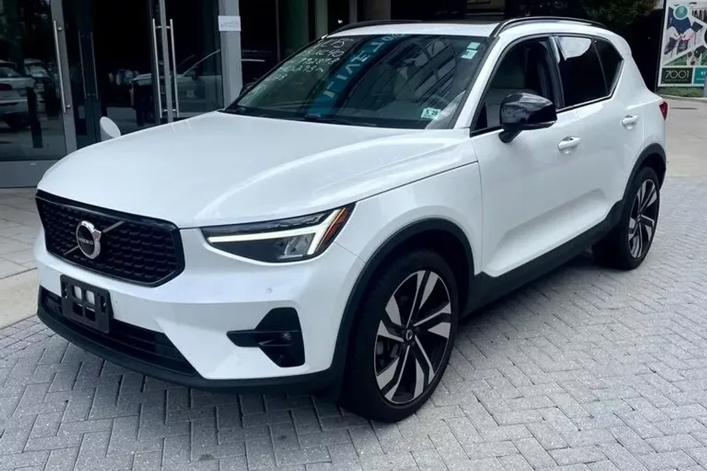 2023 Volvo XC40 Plus photo 1