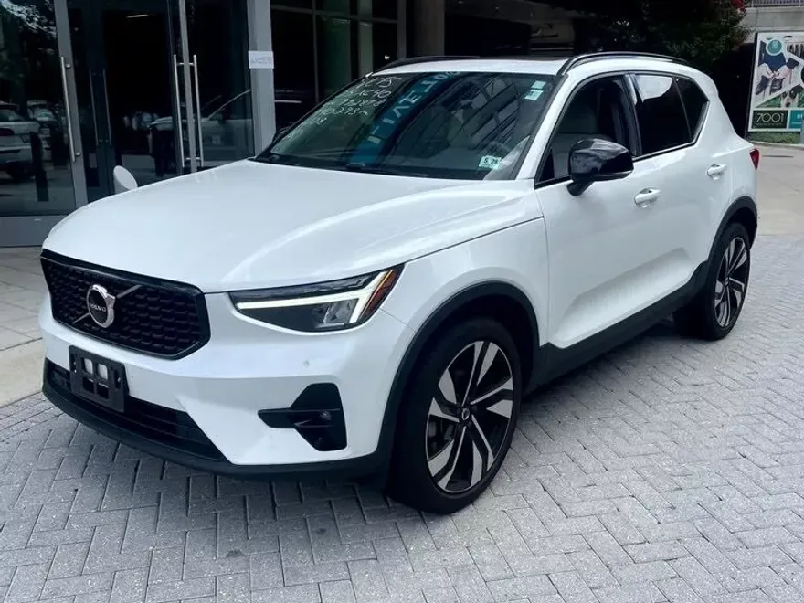 2023 Volvo XC40 Plus photo 1