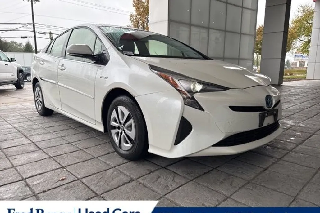 2017 Toyota Prius Four photo 1
