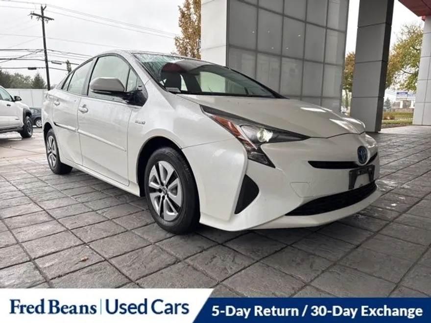 2017 Toyota Prius Four photo 1