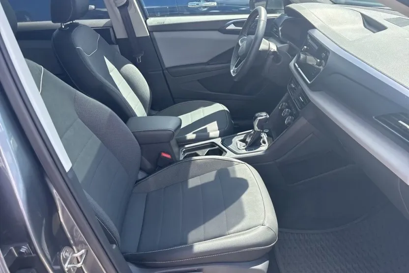 2023 Volkswagen Taos SE photo 1