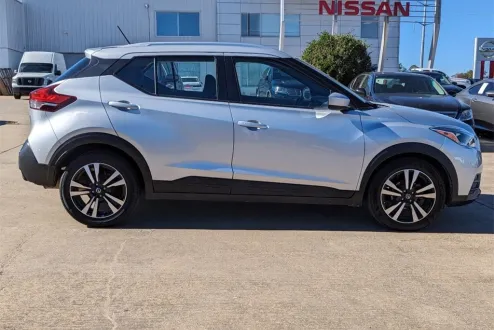 2020 Nissan Kicks SV photo 2