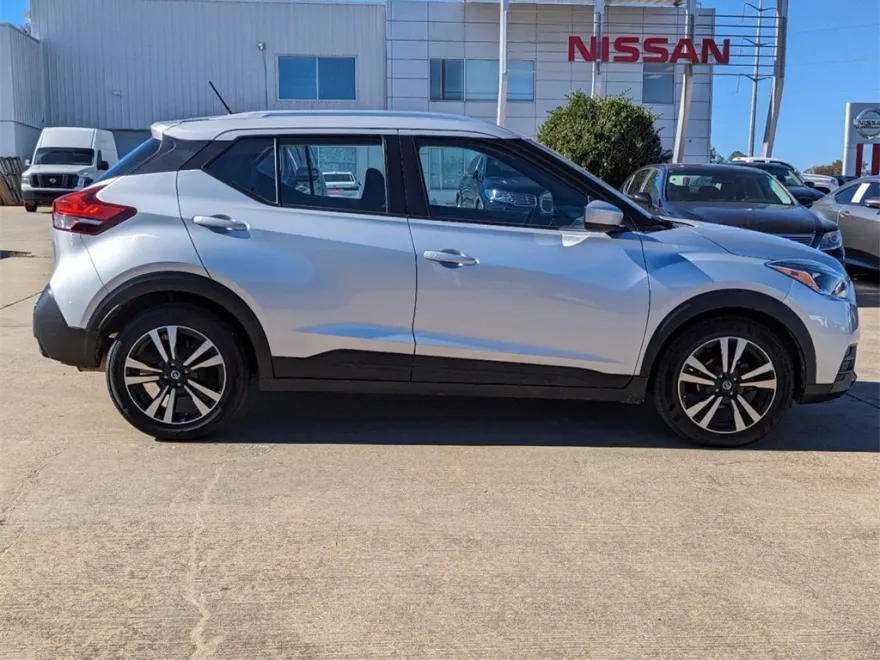 2020 Nissan Kicks SV photo 2