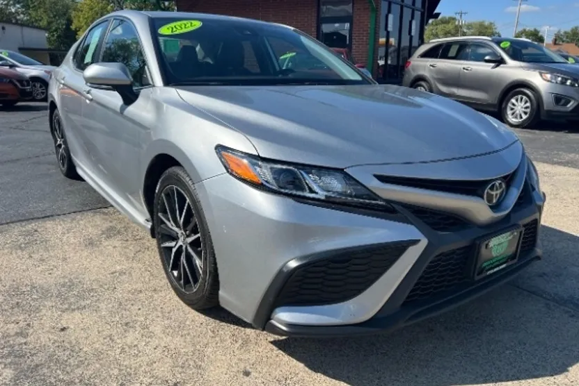 2022 Toyota Camry SE photo 1