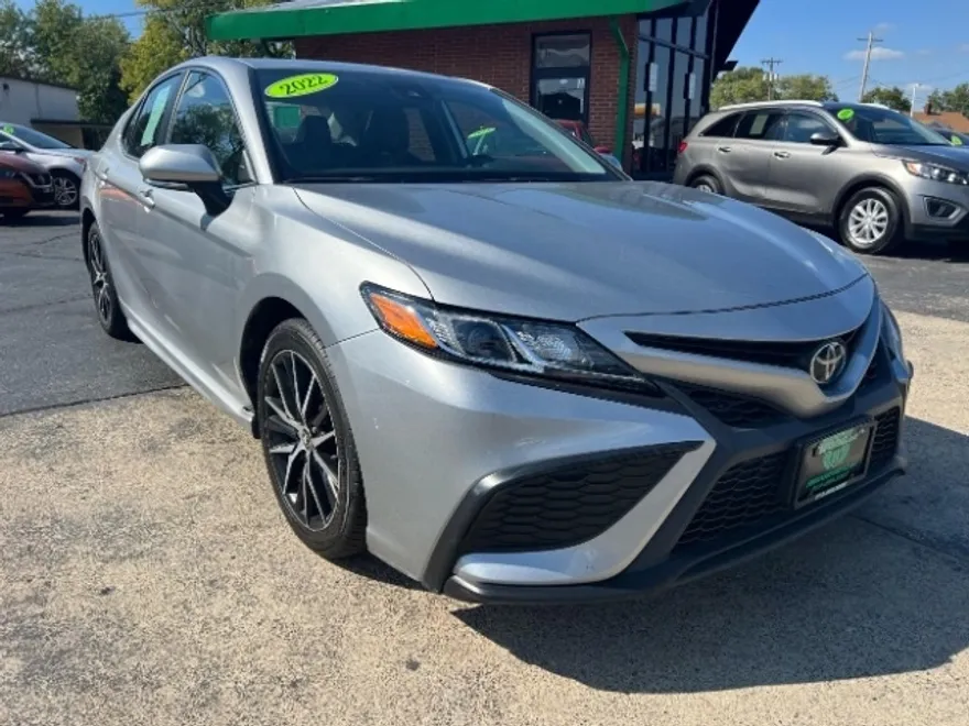 2022 Toyota Camry SE photo 1